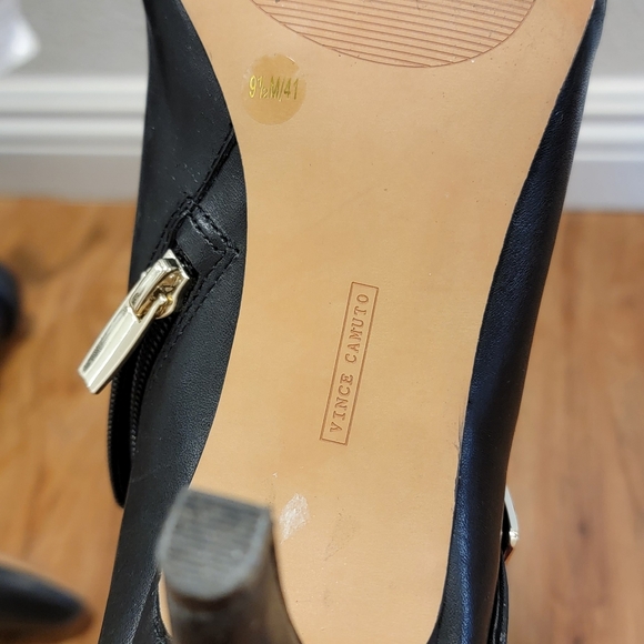 Vince Camuto Vonilesa Leather Kitten Almond Toe Buckle Ankle Bootie Size 9.5 - Picture 3 of 3